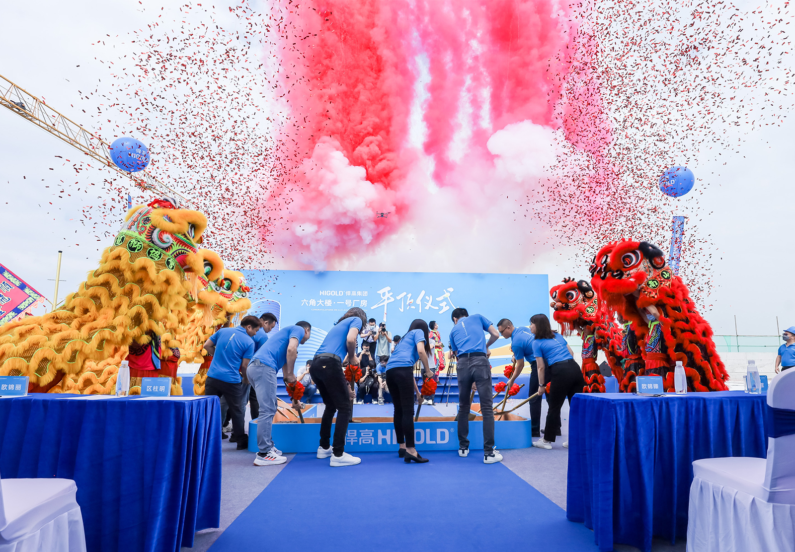 熊猫体育智慧家居五金自动化制造基地今天顺利平顶，又一工业地标诞生！